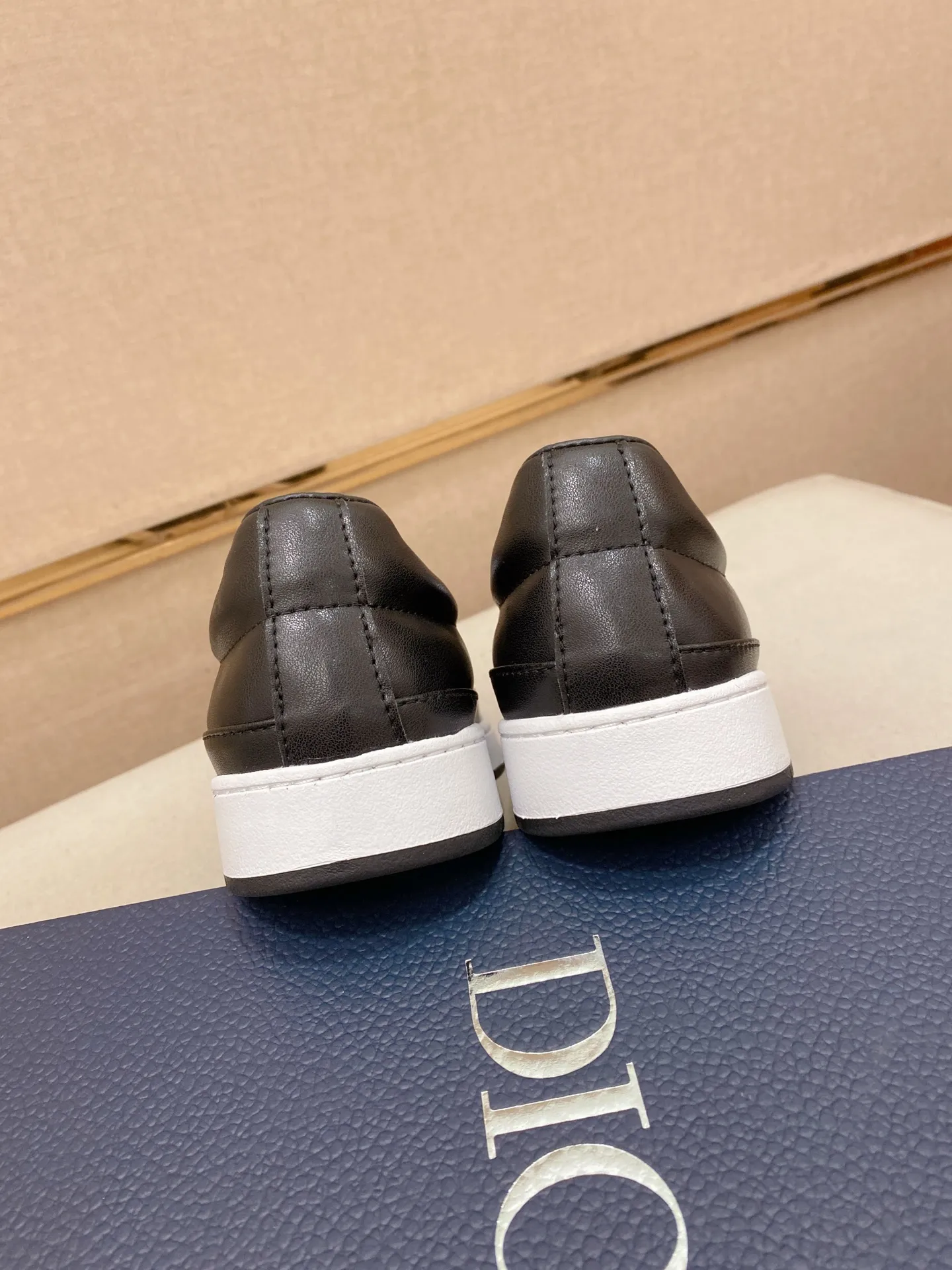 Men's shoes💰 400💰🇮🇹🇮🇹Dior d The new models are on sale at the same time at the counter. The uppers are imported from Italy, and the linings are all imported sheepskin. They are completely 1⃣️ to 1⃣️ replicas 🇮🇹💪💪, ⚠shoes Bottoms: Original soles are specially provided by the original factory. The exclusive movable molded soles are super comfortable. ⚠Original factory goods, 🔍🔍high quality. You can enter and leave the counter at will. Welcome to compare⚠. Code number:38-44